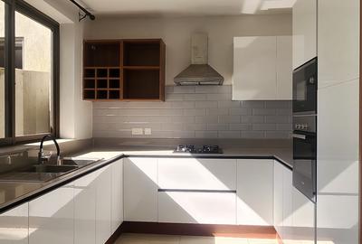 2 Bed Apartment with En Suite in Rhapta Road