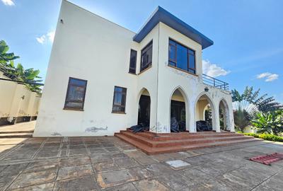 5 Bed House with En Suite in Runda