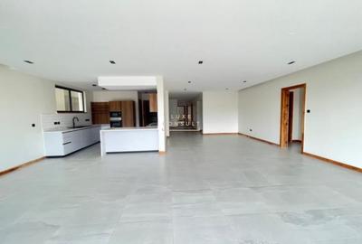 4 Bed Apartment with En Suite in Spring Valley - 3