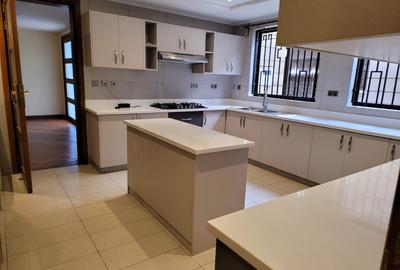 5 Bed Villa with En Suite in Lavington - 3