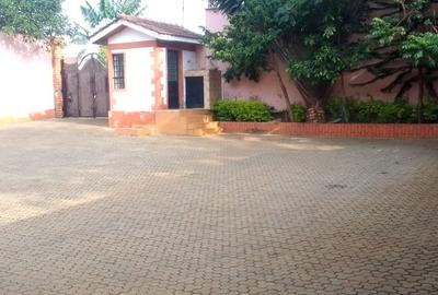 5 Bed Villa with En Suite in Runda
