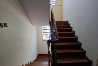 5 Bed Townhouse with En Suite in Lavington