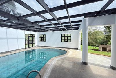 5 Bed House with Swimming Pool in Windsor - 3