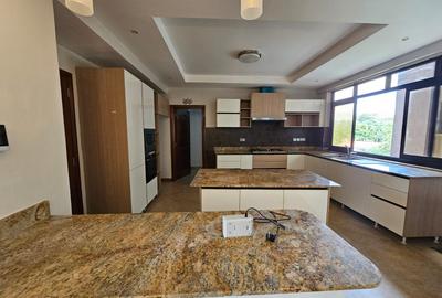 4 Bed Apartment with En Suite in Riverside