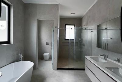 5 Bed House with En Suite in Lavington - 2