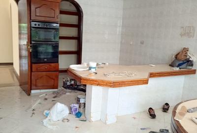 5 Bed Townhouse with En Suite in Riverside