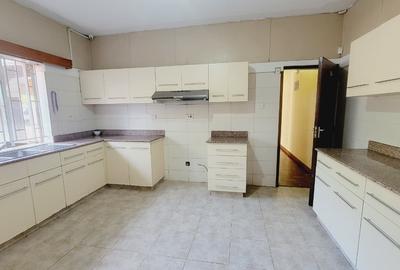 5 Bed House with En Suite in Rosslyn - 4