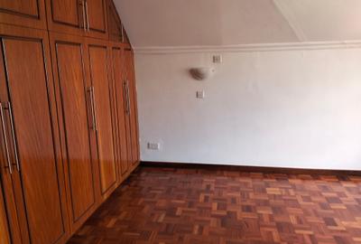 5 Bed Townhouse with En Suite in Lavington - 3