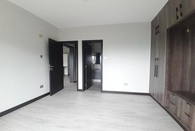 2 Bed Apartment with En Suite at Riverside Drive - 4