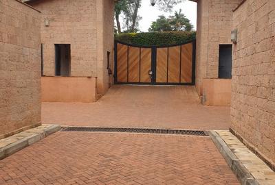 5 Bed House with En Suite at Lavington