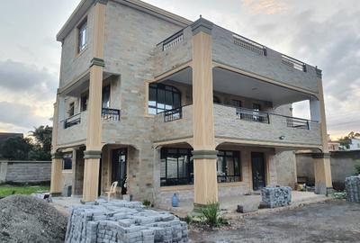 6 Bed House with En Suite in Ridgeways