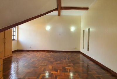 4 Bed Townhouse with En Suite at Lavington - 3
