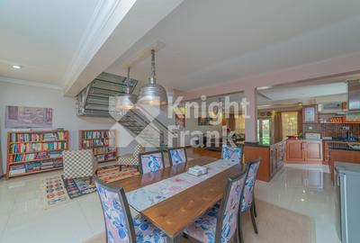 4 Bed Townhouse with En Suite in Hill View - 2