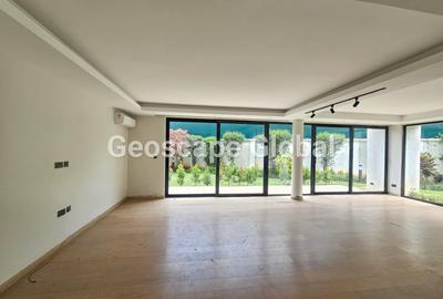 5 Bed House with En Suite in Lavington - 3