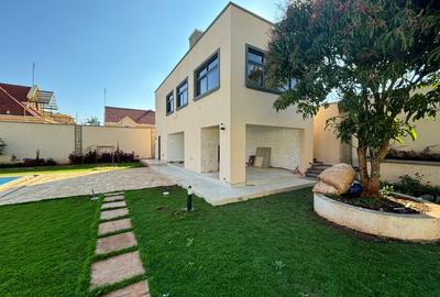 5 Bed Villa with En Suite in Runda