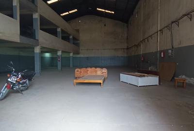 8,300 ft² Warehouse with Parking in Industrial Area