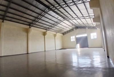 10,000 ft² Warehouse with Parking in Industrial Area