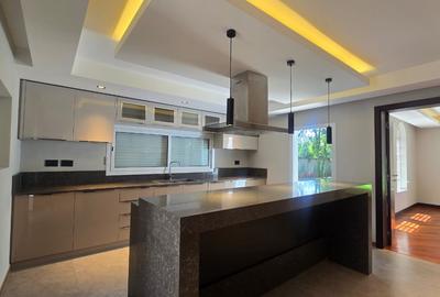 5 Bed House with En Suite in Runda