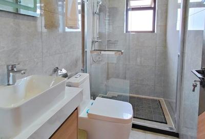 2 Bed Apartment with Swimming Pool in Riverside
