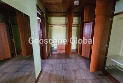 5 Bed House with En Suite in Nyari