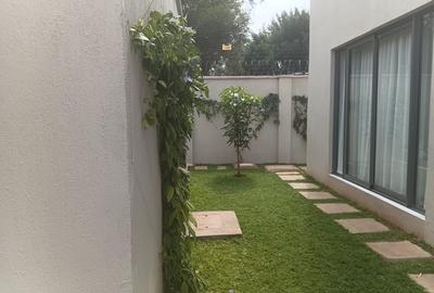 6 Bed Townhouse with En Suite in Lavington - 3