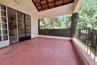 4 Bed House with En Suite in Lavington - 2