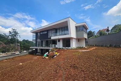 5 Bed House with En Suite in Nyari