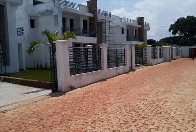 4 Bed Villa with En Suite at Muhuri Rd - 4