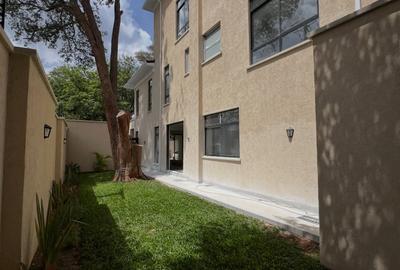 6 Bed Townhouse with En Suite in Lavington - 2