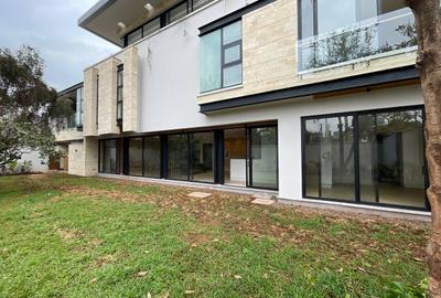 5 Bed Villa with En Suite in Spring Valley