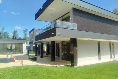 5 Bed House with En Suite in Nyari