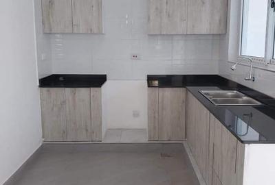 Serviced 3 Bed Apartment with En Suite at Lakers