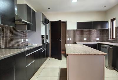 4 Bed Apartment with En Suite in Riverside