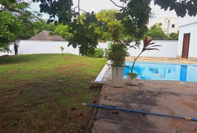 5 Bed Townhouse with En Suite in Diani - 2