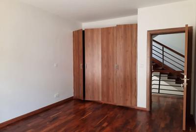 5 Bed Townhouse with En Suite in Lavington