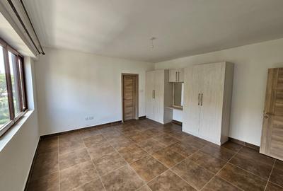 3 Bed Apartment with Swimming Pool at School Lane