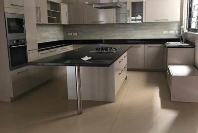4 Bed Apartment with En Suite in Westlands Area