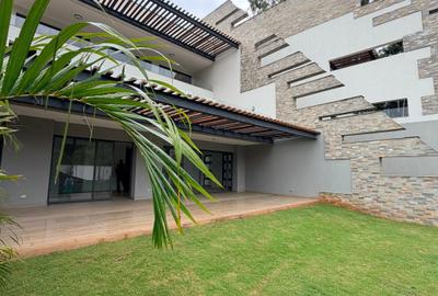 4 Bed Villa with En Suite in Spring Valley - 3