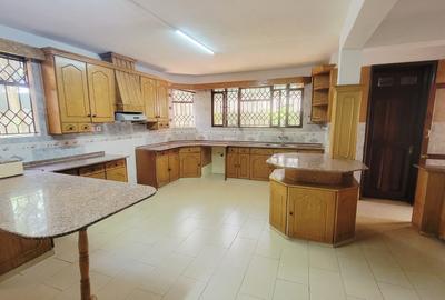 5 Bed House with En Suite in Runda - 4