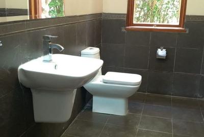 5 Bed Townhouse with En Suite in Karen - 3