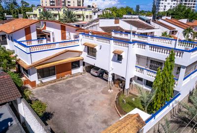 10 Bed House with En Suite at Bokole Drive - 2