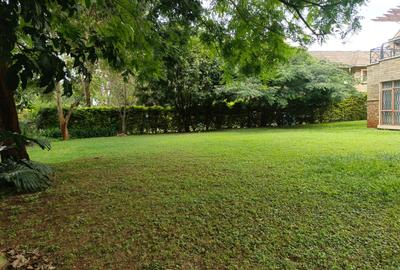 5 Bed House with En Suite in Runda