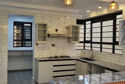 4 Bed Townhouse with En Suite at Membley - Eastern Bypass - 4