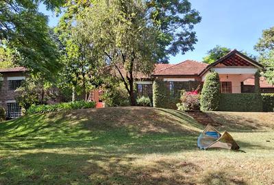 4 Bed House with En Suite in Lavington - 2