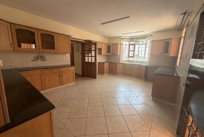 5 Bed House with En Suite in Runda - 3