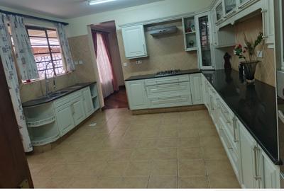 5 Bed House with En Suite in Lavington - 4