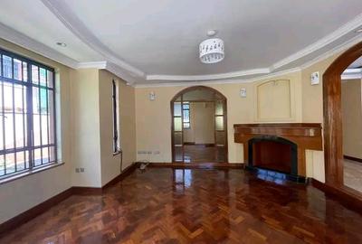5 Bed Villa with En Suite in Dennis Pritt