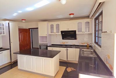 4 Bed Townhouse with En Suite at Off Mimosa