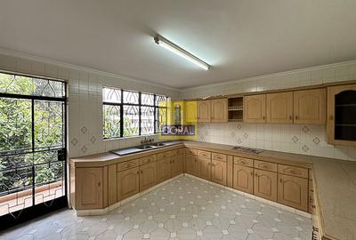 4 Bed Apartment with Parking in Parklands