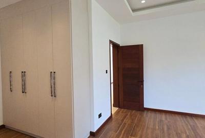 5 Bed House with En Suite in Runda